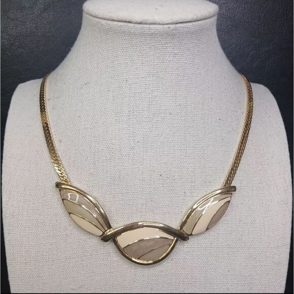 Vintage TRIFARI Bib Necklace Cream/Beige Enamel. EXCELLENT CONDITION - Picture 6 of 7
